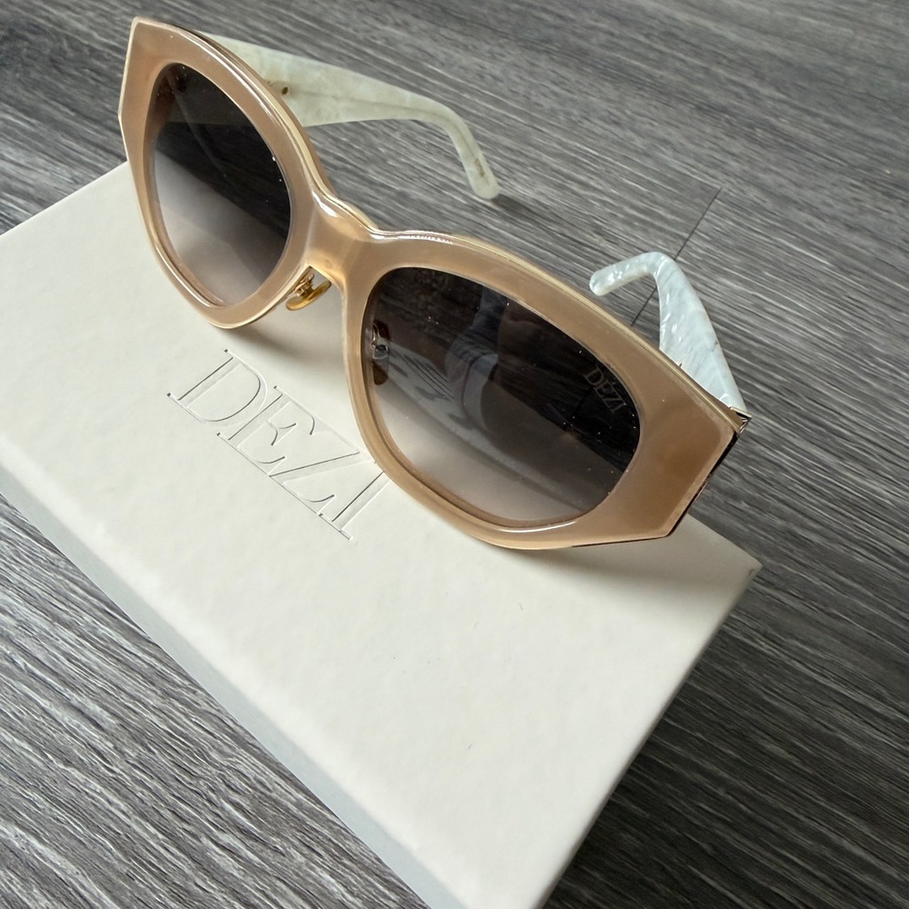 DEZI Charge It Oval Sunglases
